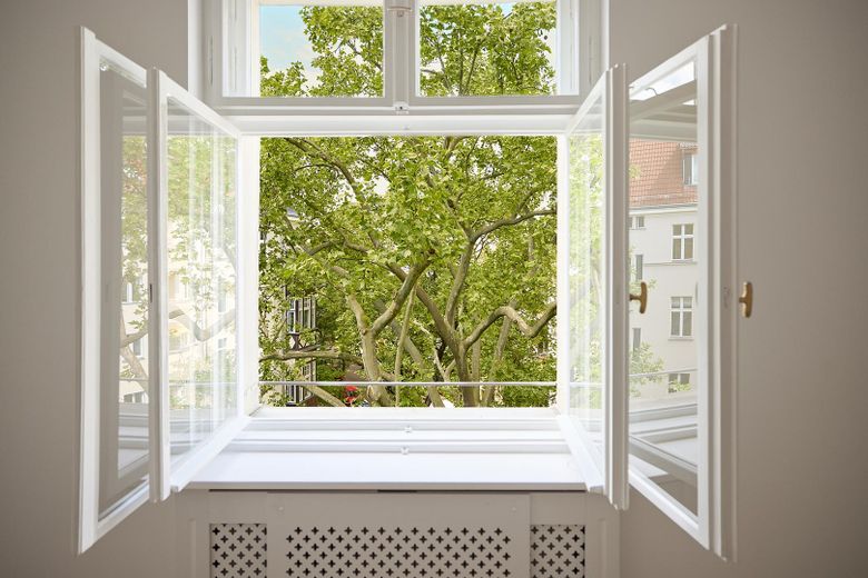 Friedenau: Vivienda antigua de 3 habitaciones para primera ocupación con balcón, ducha y bañera exenta, sin comisión – Das Eckfenster 