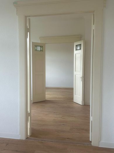 Frisch renoviert: 4-Zimmer-Whg. mit franz. Balkon am Rande des Paulusviertels – Blick durch die Räume