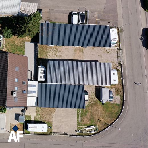 Stellplätze für Fahrzeuge//Wohnmobile//Boote//Maschinen zu vermieten – Gewerbepark von oben