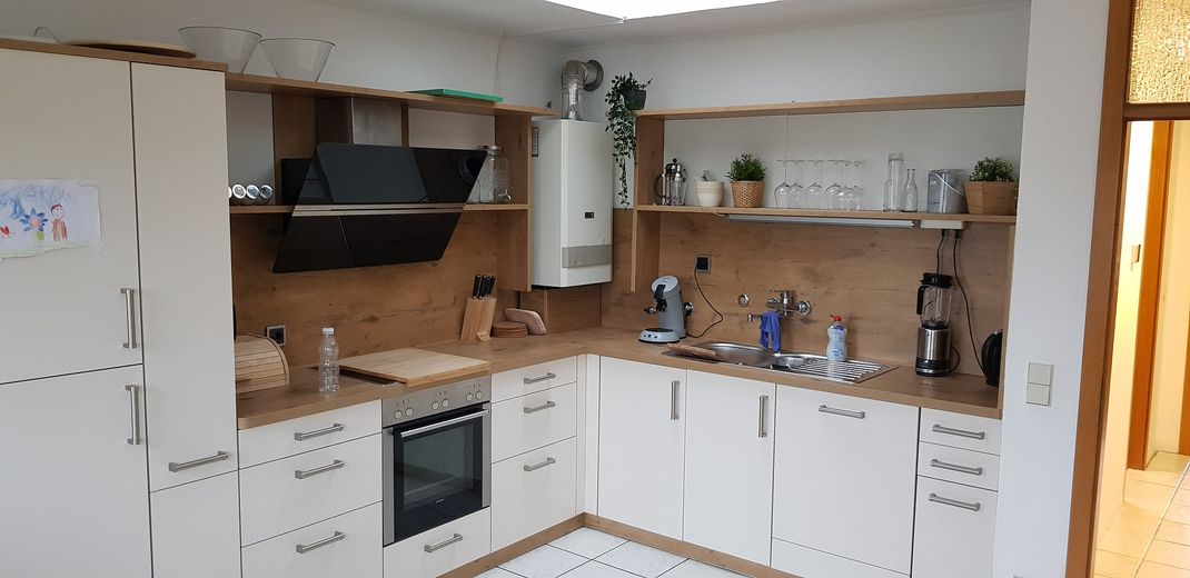 Balkon, bodrum ve yer altı garajına sahip en iyi 3 odalı daire – Wohnküche
