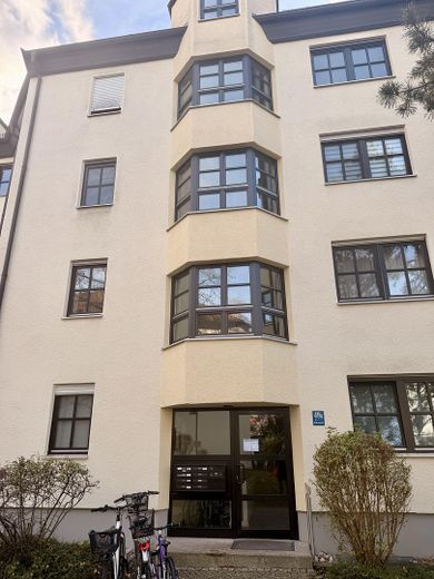 Charmante 3-Zimmer-Maisonette mit sonniger Terrasse – provisionsfrei in Ramersdorf-Perlach – Eingang Haus