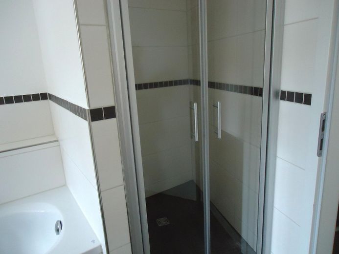3 Zimmerwohnung mit Einbauküche und Balkon – Dusche