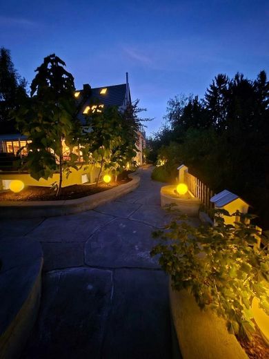 सपनों के बगीचे वाली भूमध्यसागरीय लैंडहाउस-विला – Gartenwege bei Nacht