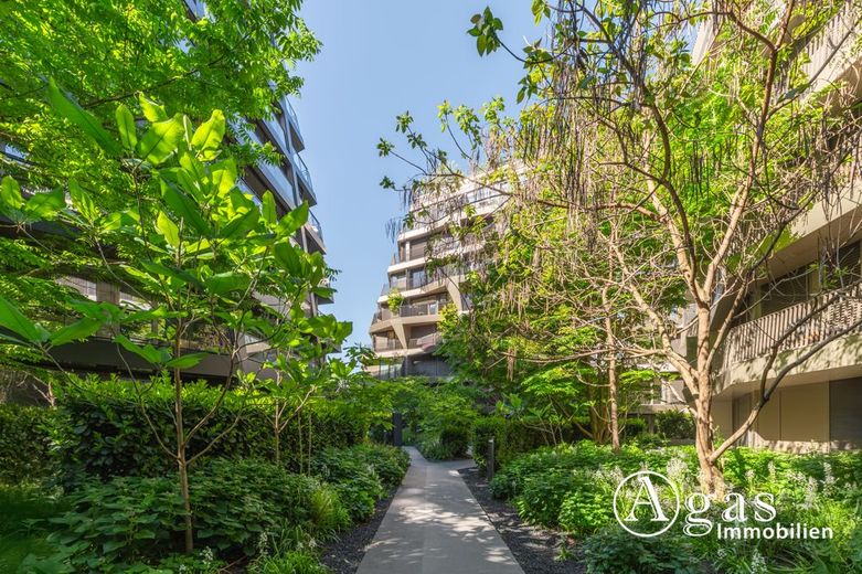 Dachgeschoss mit Panoramablick! Luxus 3 Zimmer Wohnung mit ca. 88m², EBK und Terrasse in Mitte! – Grüner Innenhof