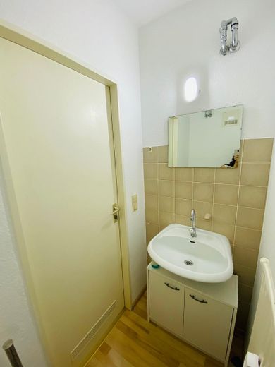 Helle 3-Zimmer-Wohnung mit Einbauküche & Aufzug & West-Loggia in München – Badezimmer 2 