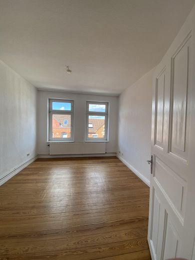 Sofortbezug! Helle 5-Zimmer-Altbauwohnung m. Balkon über den Dächern von Kiel zu kaufen. – Schlafzimmer 1
