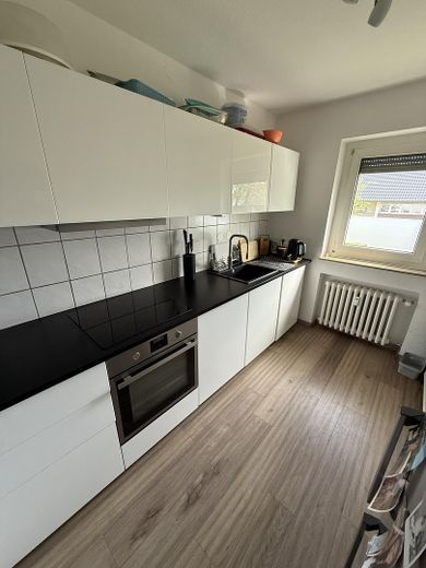 -RESERVIERT- Zentral gelegene 3-Zimmer-Wohnung mit Balkon in Brühl – Küche mit EBK