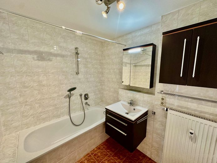 Bad mit Wanne und WC