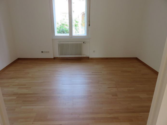 Sonnenterrasse und Saunalandschaft nahe Spandauer Forst – Club- und Leseraum