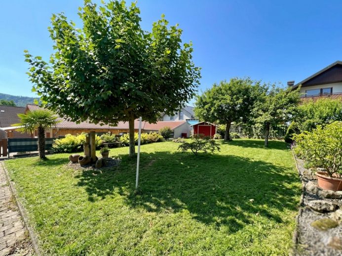 Geräumiges Zweifamilienhaus mit idyllischem, großen Garten – Foto 1