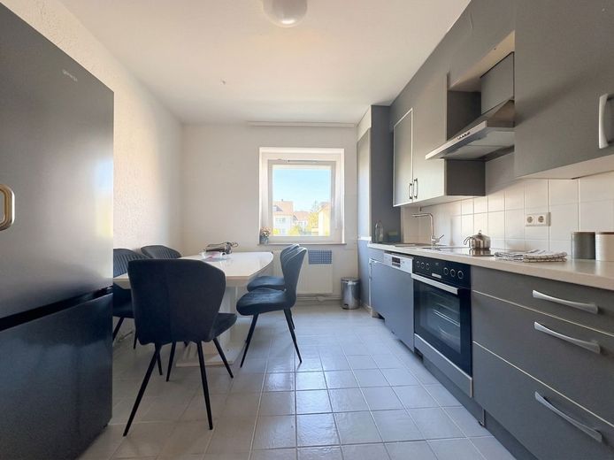 IN RUHIGER LAGE DENKENDORFS - helle hochparterre Wohnung mit Tageslichtbad, SüdbaIkon und Stellplatz – Küche