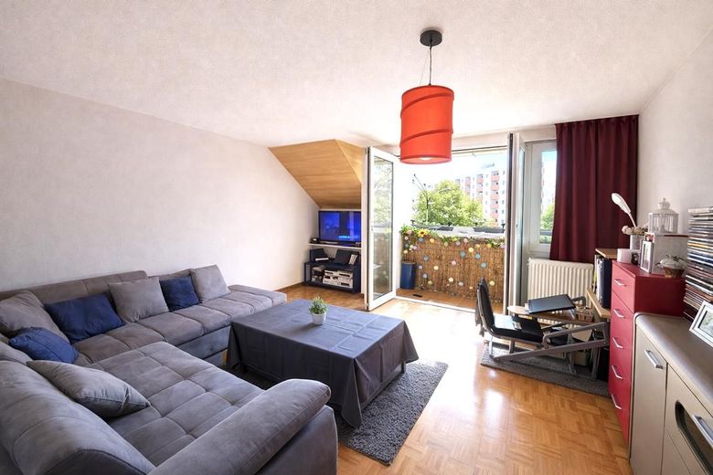 CITYHOUSE: Gute Kapitalanlage 2 Zimmer Wohnung solide vermietet mit Balkon, Keller in zentraler Lage – Wohnzimmer mit Parkett