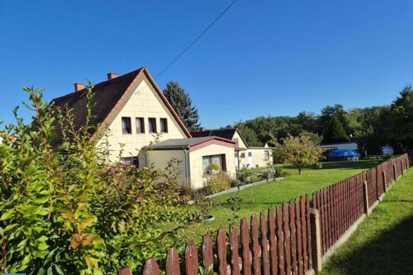 Objekt-Nr.: 8826 - Einfamilienhaus DHH mit Nebengebäuden in beliebter Wohnlage Plauen (Reusa)