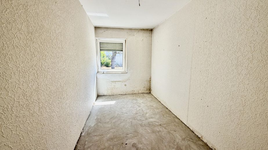 Rohdiamant in Top-Lage: Ebenerdiger Bungalow mit großem Garten – viel Platz für Familien – Kinderzimmer / Home Office 1