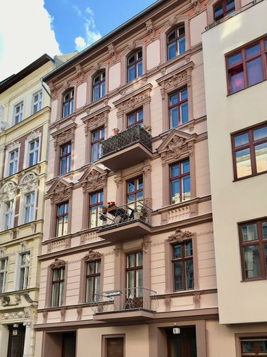 PROVISIONSFREI: Dachgeschoss-Maisonette im Bergmannkiez – Stuckfassade