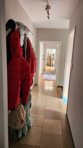 Großes Einfamilienhaus mit Einliegerbereich – ideal für Wohnen, Praxis oder Homeoffice – Großer Mittelflur mit Gardrobe