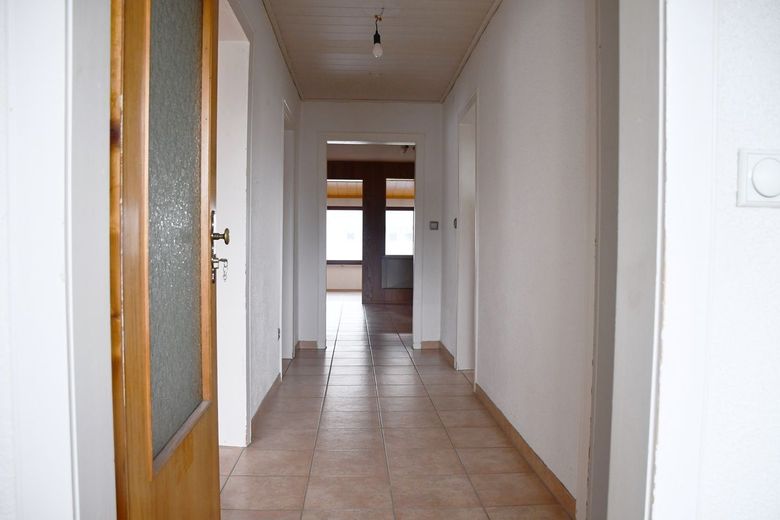 Freistehendes Zweifamilienhaus mit Pool und gewachsenem Garten – Wohnung OG: Flur