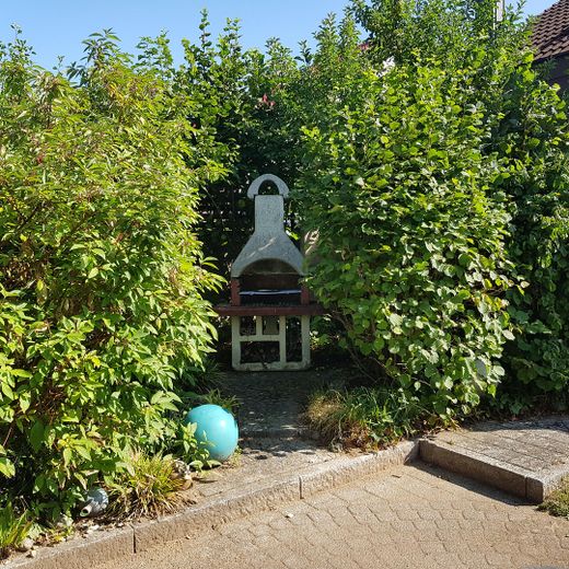 Besondere DHH - grosser Grund - 2 Garagen – Grillplatz