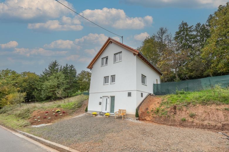 Neuwertiges KfW-55-Einfamilienhaus mit Wintergarten, Weitblick und großem Garten – provisionsfrei – Außenansicht vorne 1