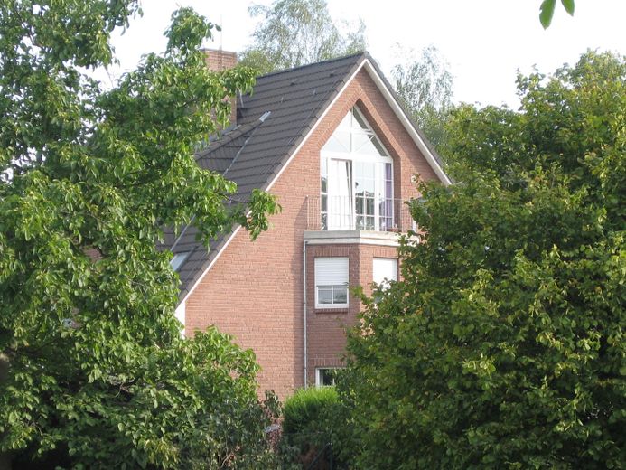 Güneşli güney bahçesi, ticari birimi ve çeşitli kullanım olanaklarıyla temsili villa – Westansicht