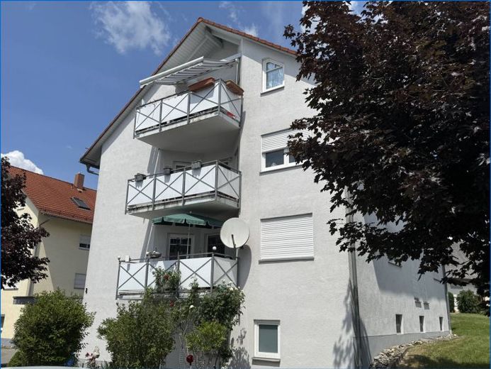 Attraente appartamento di 4,5 locali al 1° piano con balcone esposto a sud, garage e posto auto, in posizione immersa nella natura! – Foto 1
