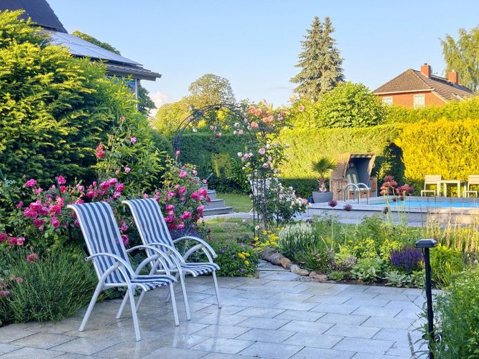 Effizienzhaus A am Kummerower See – Wärmepumpe, PV, Pool, Sauna & nah zum Hafen – Garten