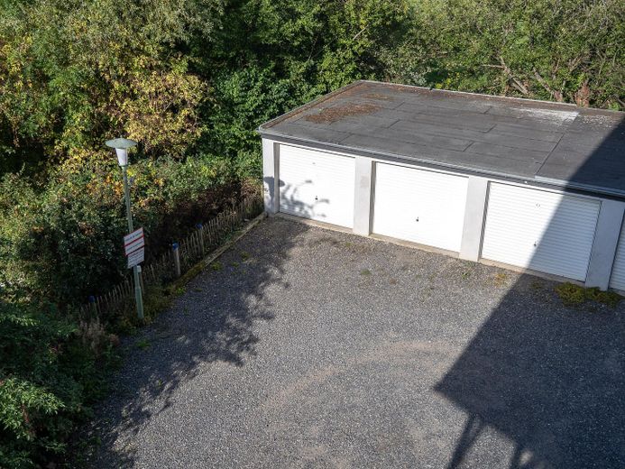 Charmante 3Z-Maisonette-Wohnung mit großem Balkon und Blick ins Grüne in Stolberg-Donnerberg – Garage (links)