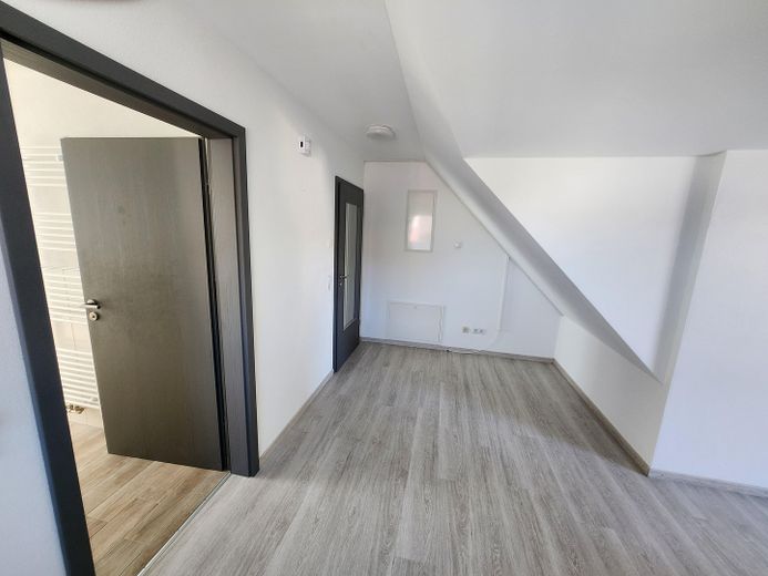 Sofort bezugsfrei! Moderne Dachgeschosswohnung mit Glasfaser, Balkon – inklusive Küchenzeile. – Eingang 2