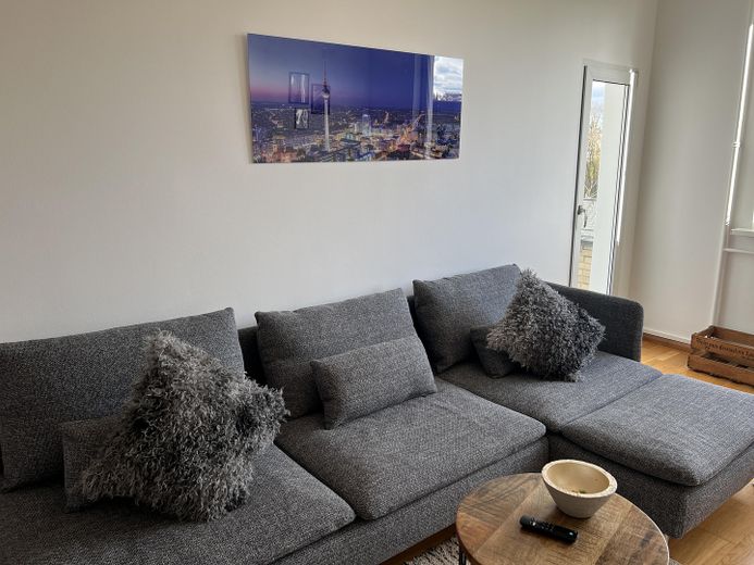 de particulier : libre d’occupation ou rendement de 5 %, emplacement privilégié : appartement 2 pièces avec balcon, ascenseur, place de parking, à proximité du canal – Wohnzimmer mit Schlafsofa