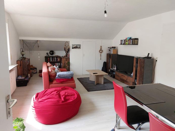 Dicht bij de stad, maar toch midden in het groen: lichte, rustige 3-kamerwoning – Wohnzimmer