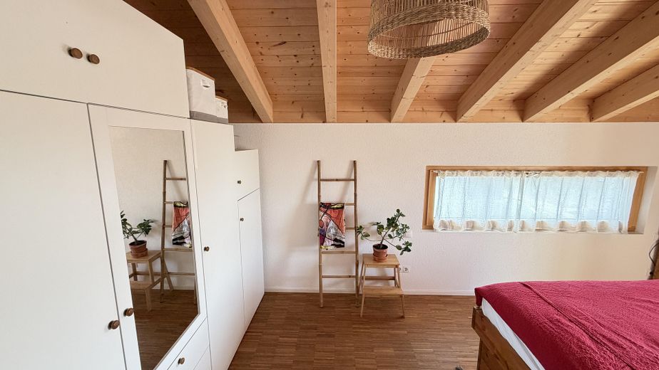Maison de caractère personnalisée : maison jumelée claire et haut de gamme à Bittenfeld, KfW 55 – Schlafzimmer