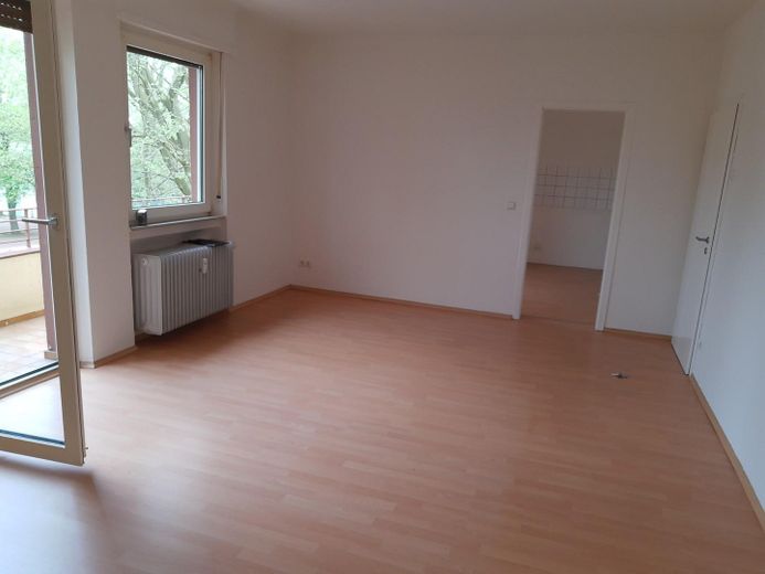 Schöne 2-Zimmerwohnung mit Balkon,Dusche,Stellplatz, neu zu vermieten – Wohnzimmer
