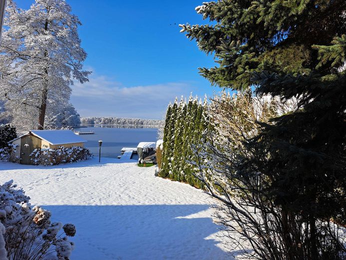 Groß Köris’te su kenarlı taşınmaz, İskele ve misafir evi bulunan seçkin göl mülkü- komisyonsuz – Winteridylle