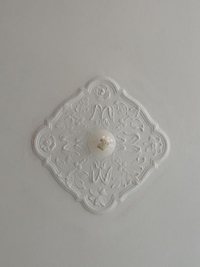 Westhafen Stuckaltbau, sonnig, grün, ruhig, Balkon, hohe Räume – Rosette Stuckzimmer