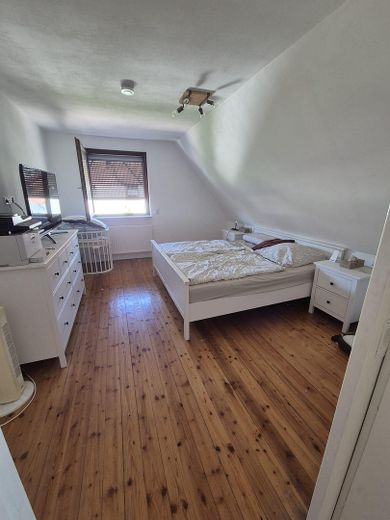 Partially renovated 6-room semi-detached house – Schlafzimmer Wohnung OG