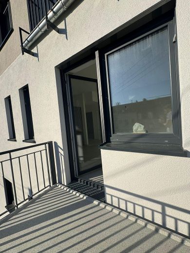 Lichtdurchflutete, moderne 3-Zi-Wohnung mit EBK, Balkon und Gäste-WC - Energieeffizienzklasse A+ – Balkon