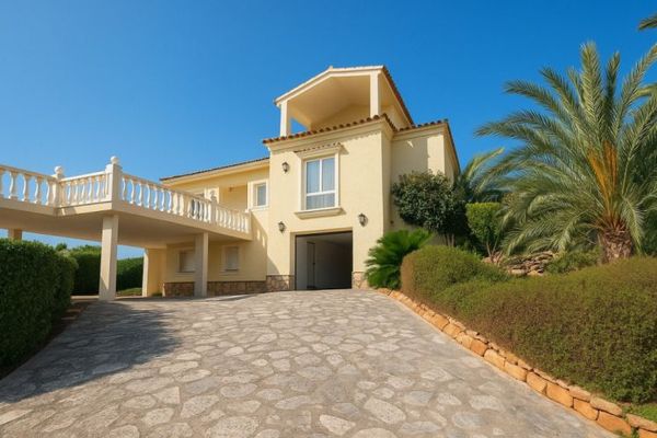 Villa in La Sella mit 4 Schlafzimmern, 4 Bädern, Touristenlizenz sowie Golf- und Meerblick