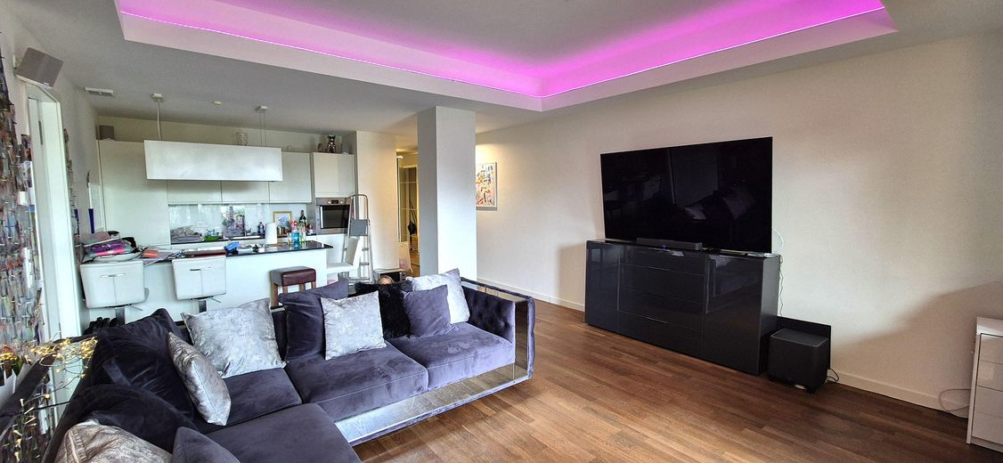 Un cadre de vie exclusif au bord de la Spree – Appartement meublé de 2 pièces (97m2) sur la presqu’île de Stralau – Wohnzimmer/Livingroom_1b