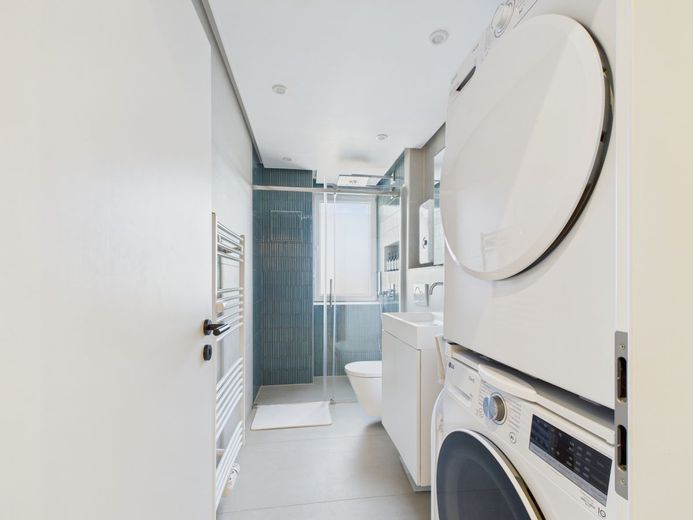 bezugsfreie 3 1/2-Zimmer-Wohnung mit Balkon in Charlottenburg, hochwertig möbliert – Bad