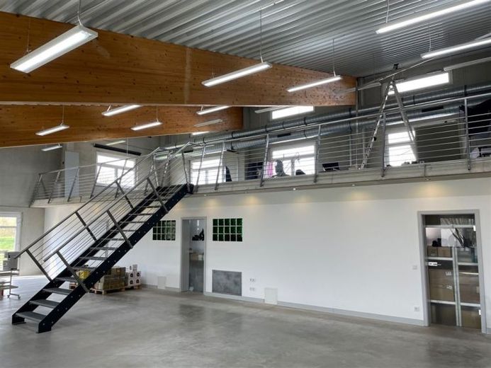 Built in 2010 ** Flexible commercial office building ** many parking spaces – Photo 1