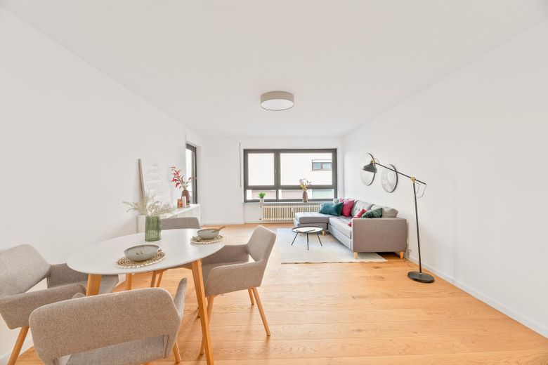 Helle und große 3 Zimmer Wohnung mit 2 Balkonen und Provisionsfrei – Wohnzimmer