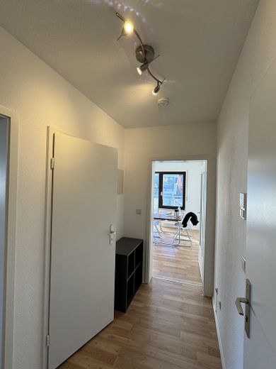 High-quality renovated 2.5-room apartment with balcony & underground parking space in Böblingen – Flur 2