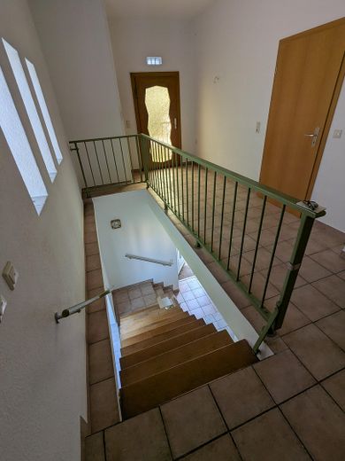 kleines Häusschen mit Garten, großer Garage und Stellplatz im Zentrum von MHL – Flur mit Treppe