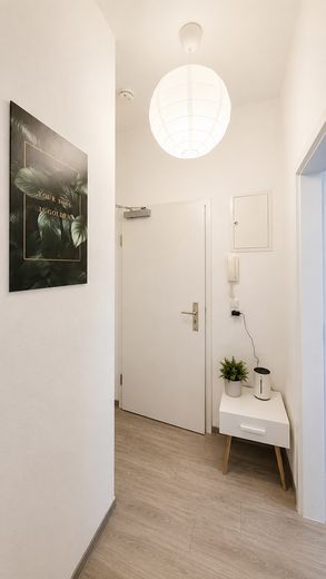 Vollmöblierte Wohnung mit Balkon / Glasfaser Internet - Uninah / Stadtnah / Nahe Autobahn – Flur
