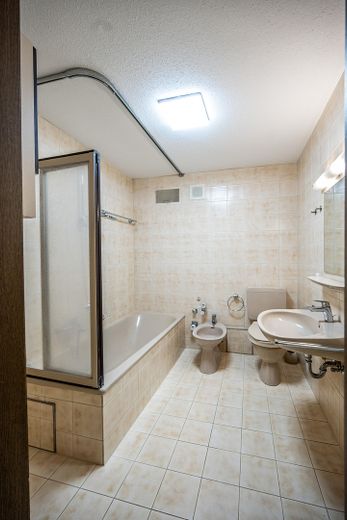 Lichtdurchfluteter Wohnkomfort in Uni-Bestlage – 90 m² mit 3 Balkonen & TG-Stellplatz – Bad Foto 1