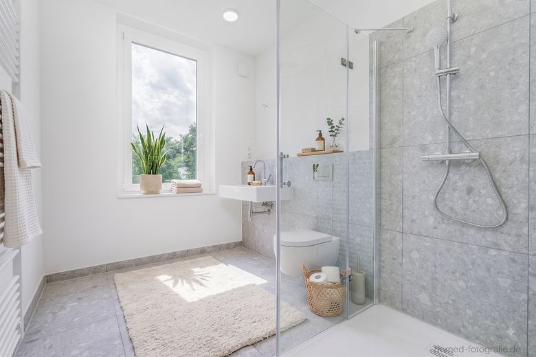 Kernsanierter 3-Zimmer-Altbau in Berlin-Köpenick: Erstbezug mit Wohnküche, Tageslichtbad und Balkon – Tageslichtbad - KI Visualisi