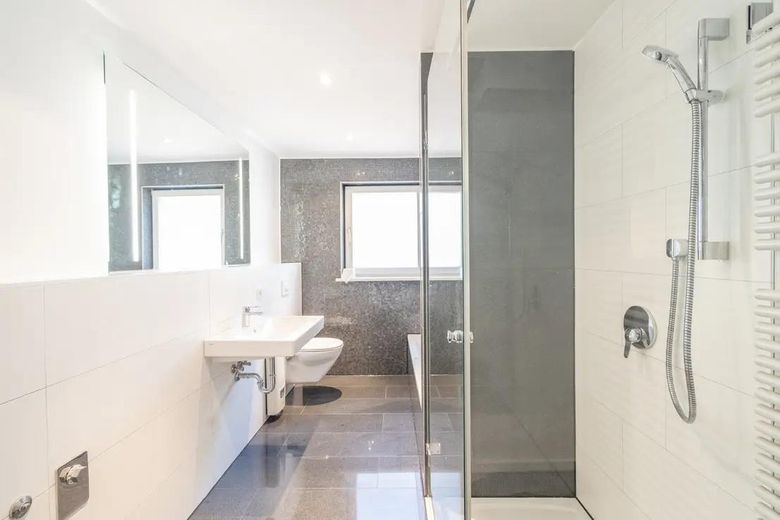 Eski şehirde loft şehir evi: 4 katta 125 m², 2 banyo, ankastre mutfak, çalışma odası, klima – 2. OG – Bad mit Wanne