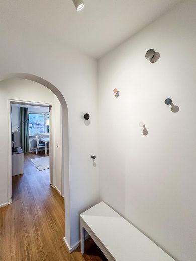 Mit sonnigem Balkon: Möbliertes Zimmer in großzügiger 2er WG – Flur - Bild c