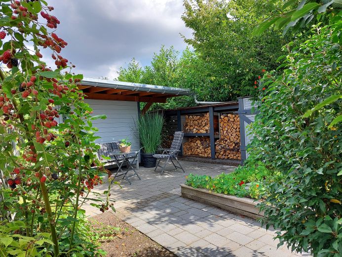 Gartenterrasse Kaminholz