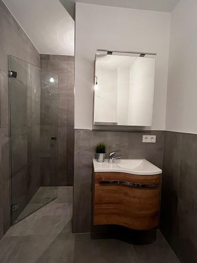Exklusive 3,5 Zimmer Eigentumswohnung mit gehobener Ausstattung KfW-40-Plus nähe Brombachsee – Gäste WC mit Dusche